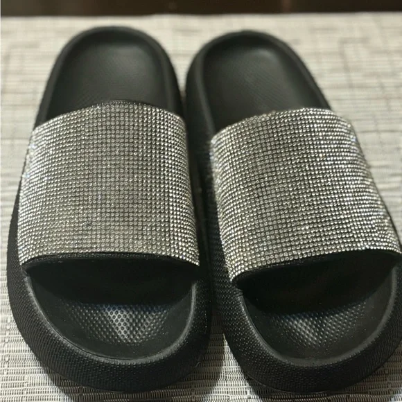 Cute and comfortable never worn Fashion Nova slides size 7 - Picture 1 of 6